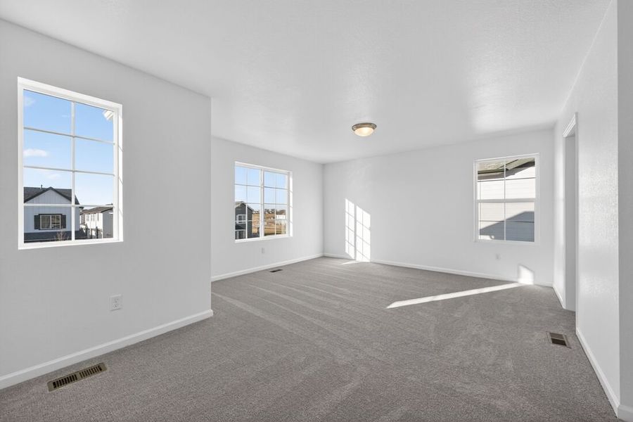 Spacious, unfurnished interior of a new home in Parterre, Thornton (Image 12).