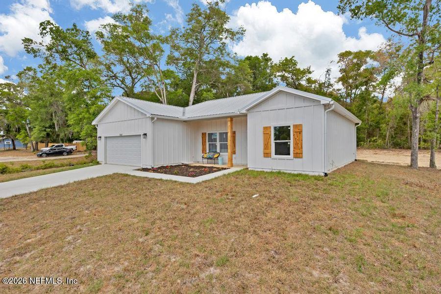 Exterior details and patio area of a home in , Keystone Heights (Image 29).
