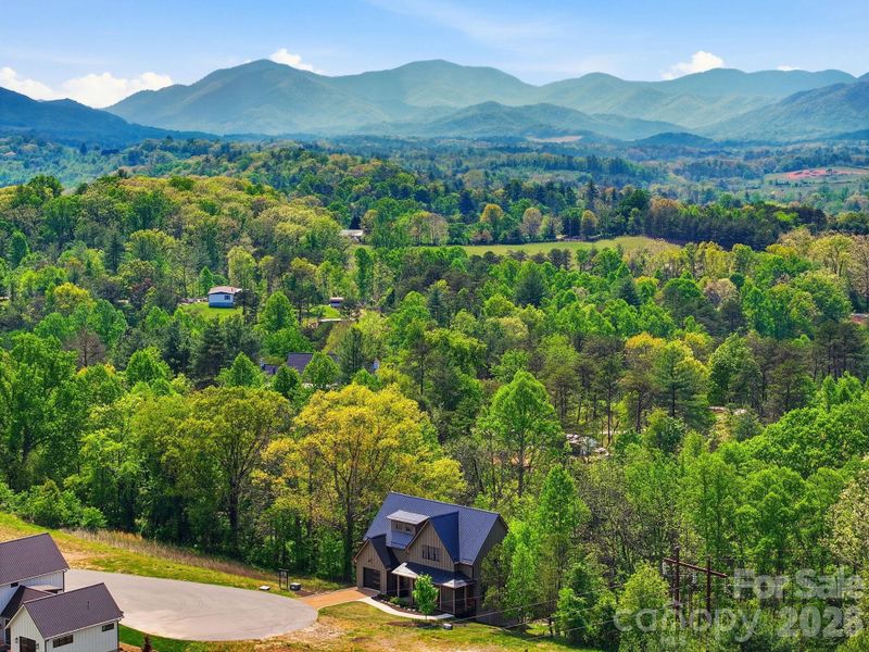 Cul-de-sac home abutting 16 acre nature conservancy