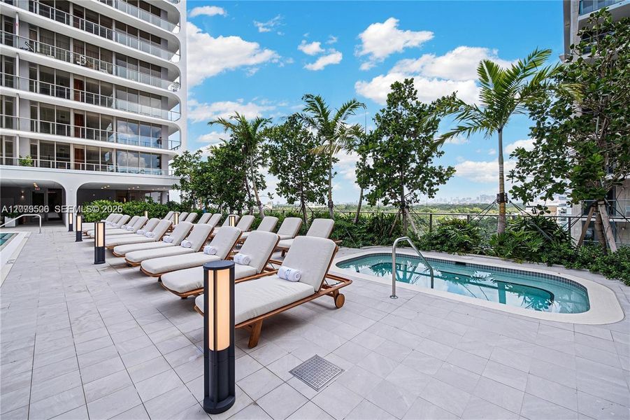 Condo located in Miami, FL showcasing its design and architecture (Image 3).