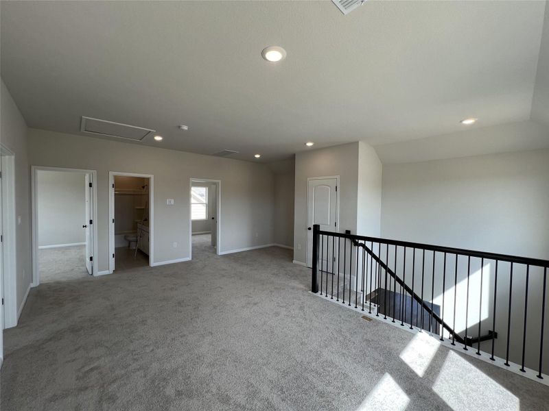 Spacious, unfurnished interior of a new home in Rolling Glen, Hutto (Image 32).