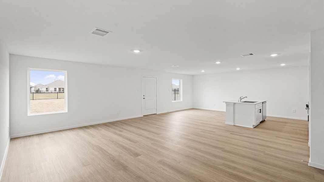 Spacious, unfurnished interior of a new home in Sunterra, Katy (Image 11).