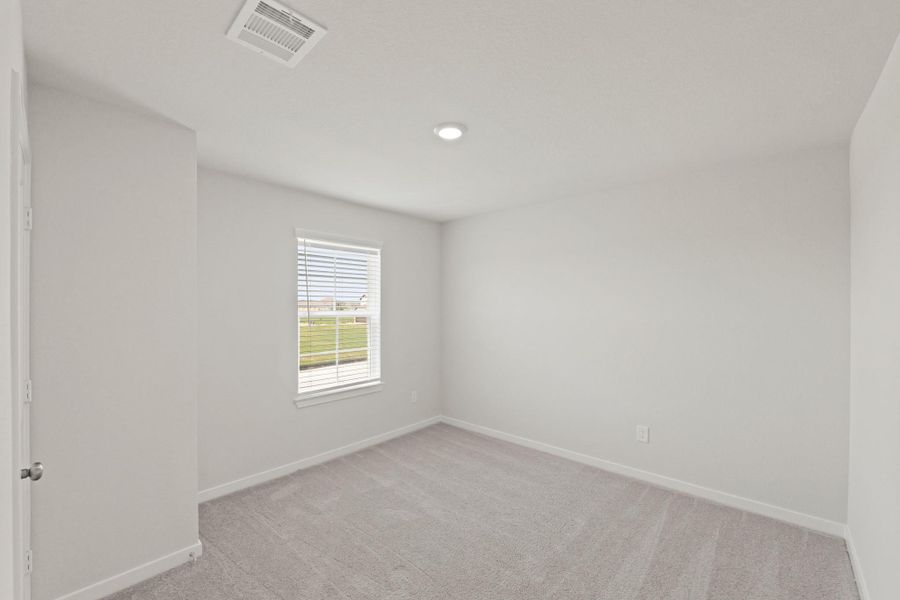 Spacious, unfurnished interior of a new home in River Ranch Trails, Dayton (Image 21).
