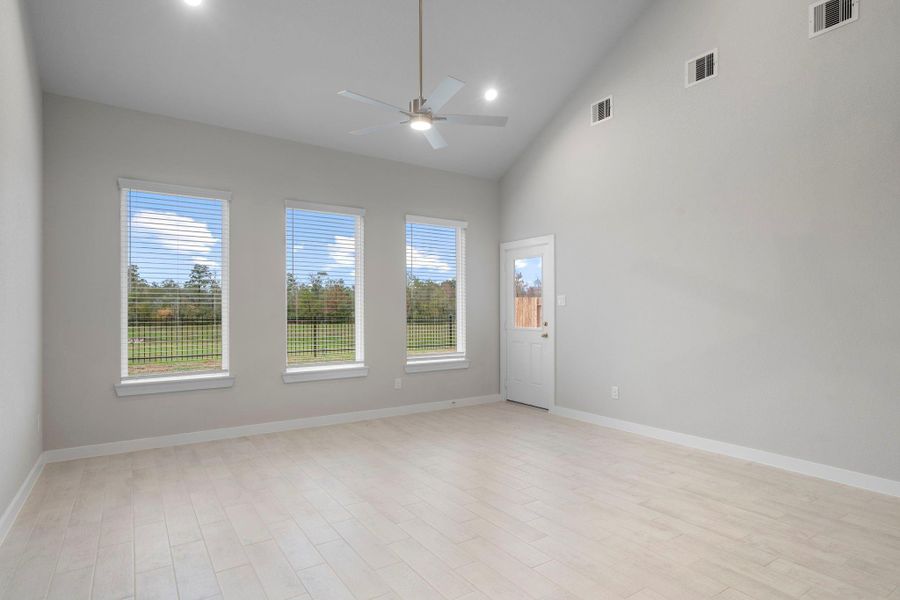 Spacious, unfurnished interior of a new home in Barton Creek Ranch, Conroe (Image 11).