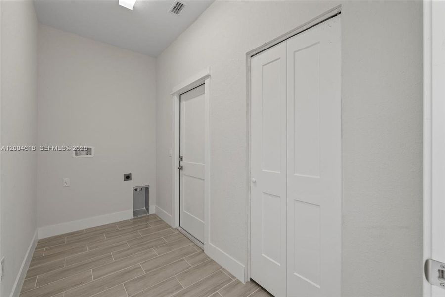 Spacious, unfurnished interior of a new home in , Lehigh Acres (Image 18).