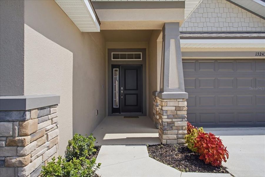 Exterior details and patio area of a home in Abbey Glen, Dade City (Image 3).