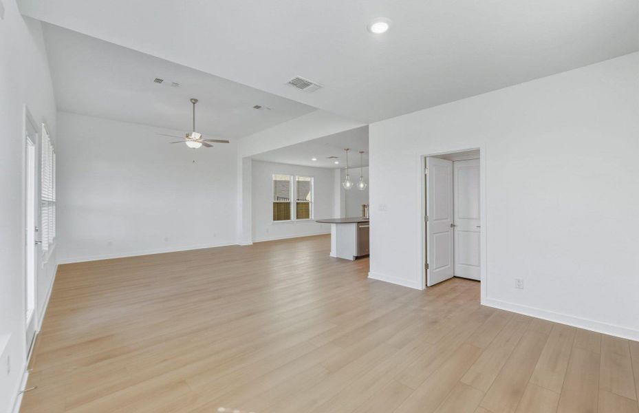 Spacious, unfurnished interior of a new home in Santa Rita Ranch, Liberty Hill (Image 18).