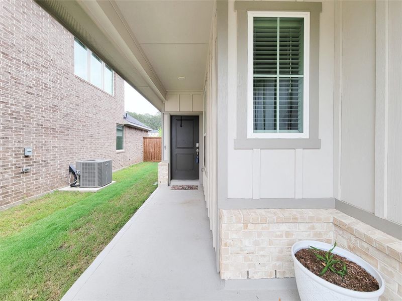 Exterior details and patio area of a home in Westridge Cove 40′, Conroe (Image 27).