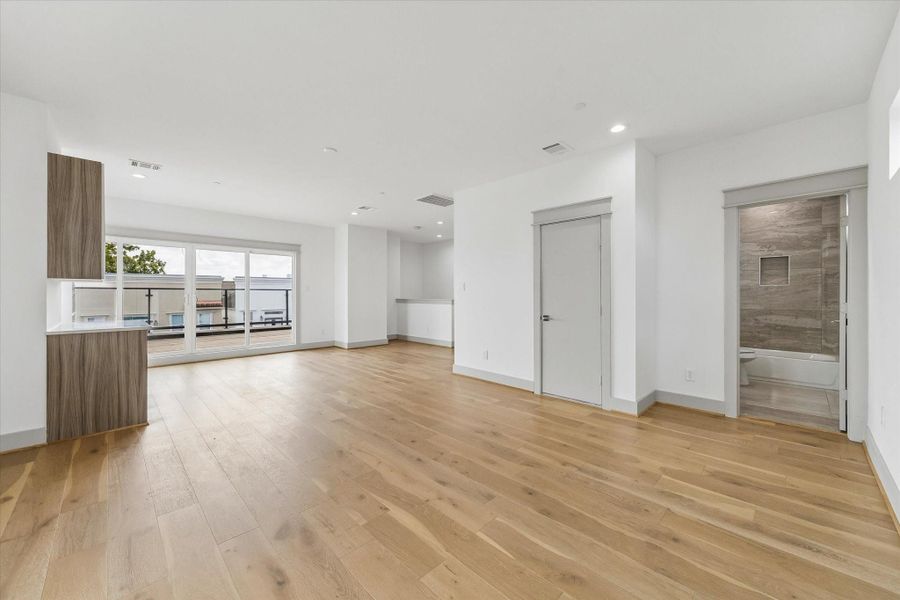 Spacious, unfurnished interior of a new home in , Houston (Image 25).