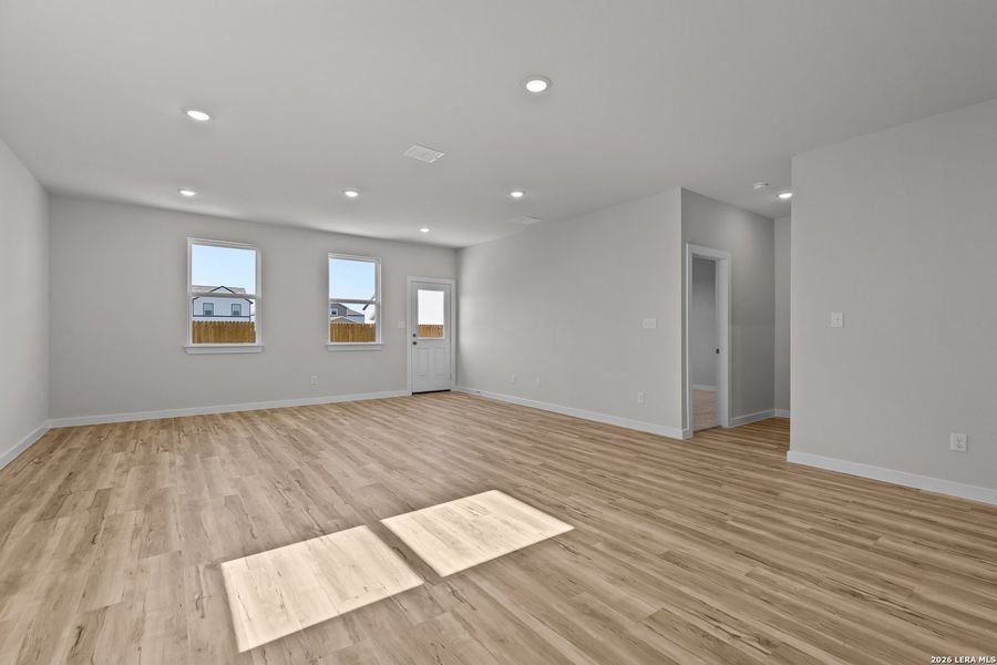 Spacious, unfurnished interior of a new home in Cinco Lakes, San Antonio (Image 11).