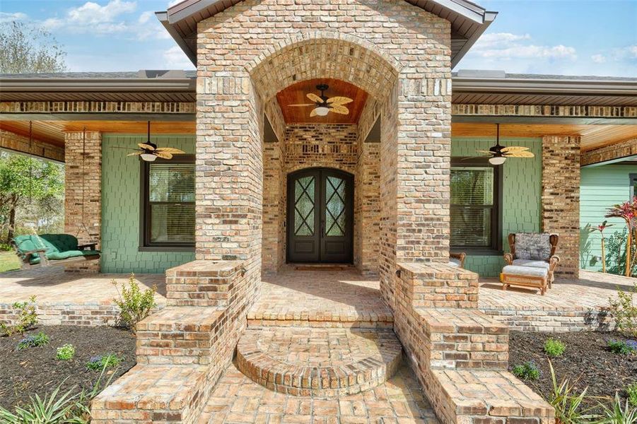 Exterior details and patio area of a home in , Plant City (Image 3).