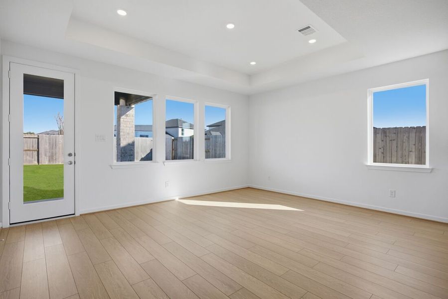 Spacious, unfurnished interior of a new home in Raburn Reserve 50s, Tomball (Image 7).