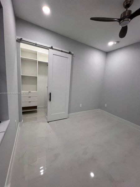 Spacious, unfurnished interior of a new home in , Cape Coral (Image 17).