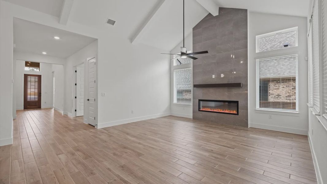 Spacious, unfurnished interior of a new home in 6 Creeks, Kyle (Image 15).