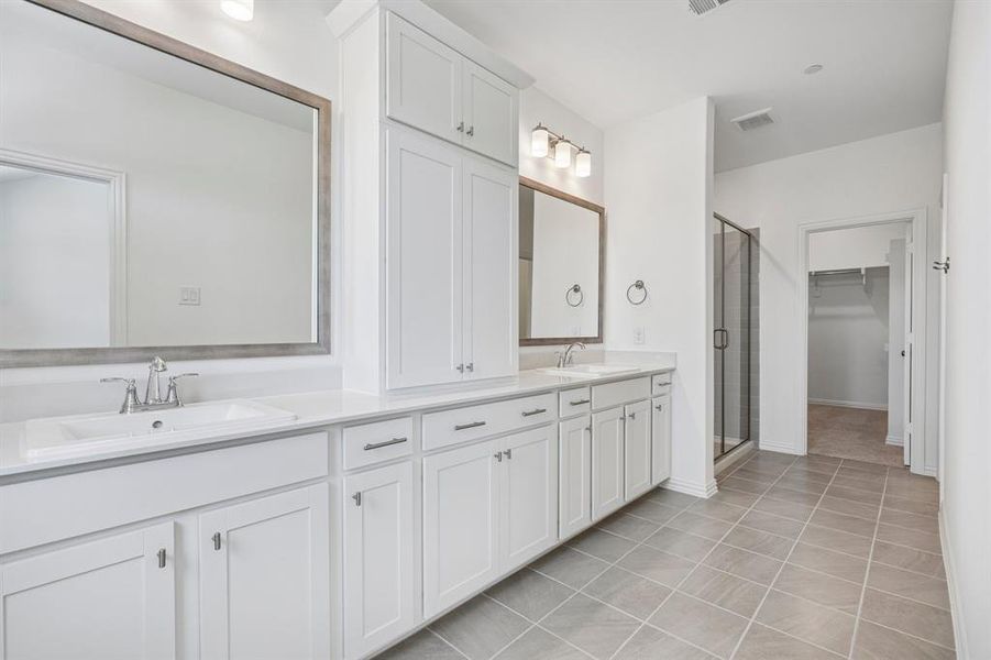 Plenty of space for two in this wonderful owner's bath. Plenty of space for two in this wonderful owner's bath.
