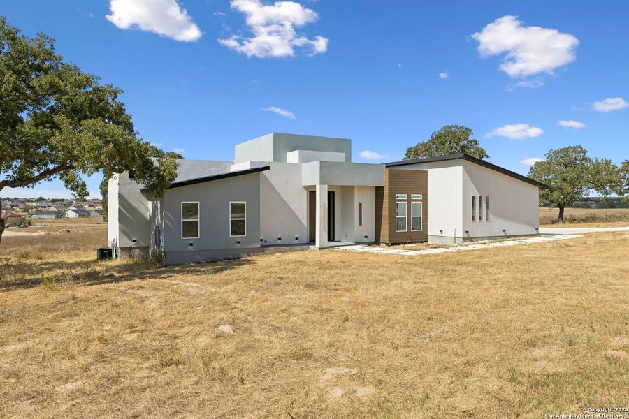 Exterior details and patio area of a home in , La Vernia (Image 3).