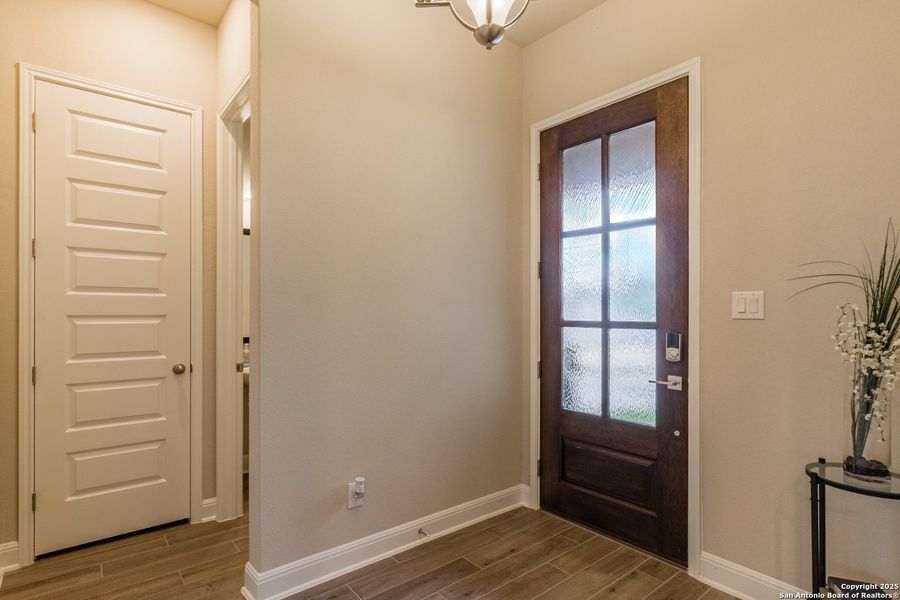Spacious, unfurnished interior of a new home in Cibolo Crossing, Universal City (Image 48).