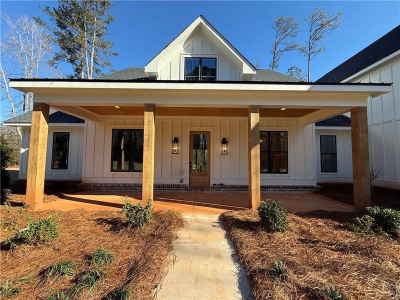 Exterior details and patio area of a home in , Athens (Image 16).
