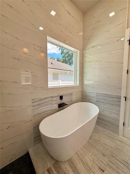 Furnished interior view inside a new home in , Orlando (Image 43).