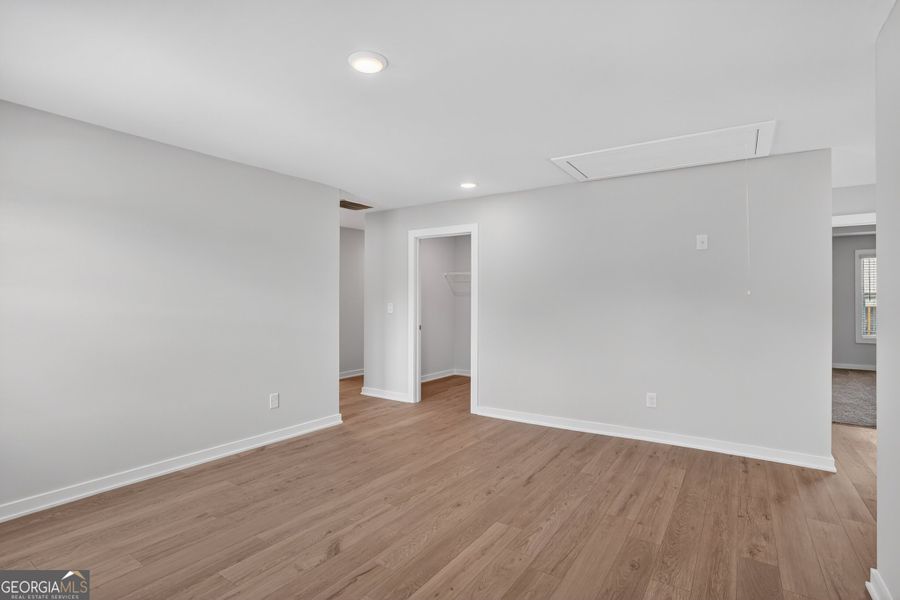Spacious, unfurnished interior of a new home in The Fairways at Mirror Lake, Villa Rica (Image 27).