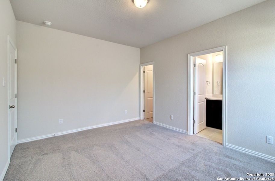 Spacious, unfurnished interior of a new home in Stream Waters, Seguin (Image 18).