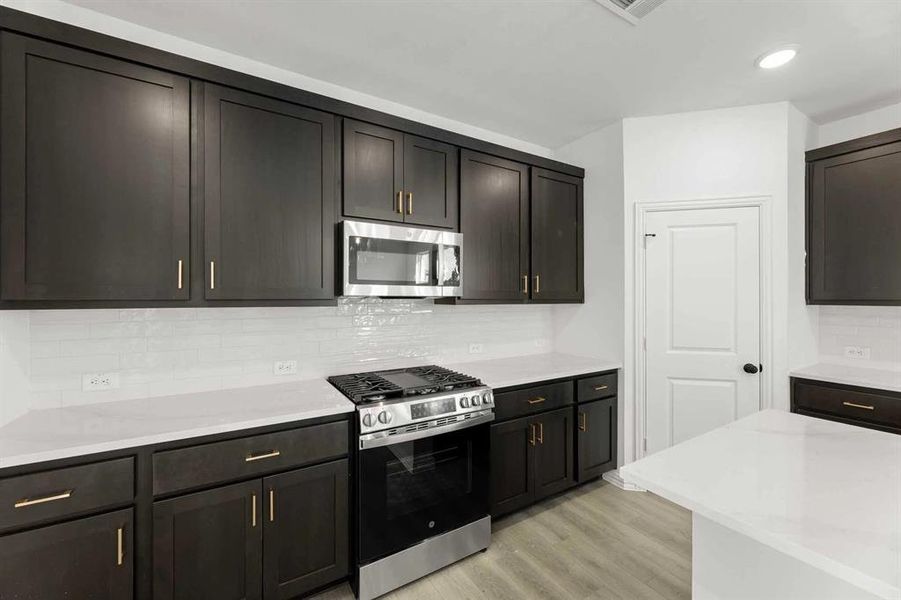 Furnished interior view inside a new home in Creekview Fossil Ridge, Pilot Point (Image 8).