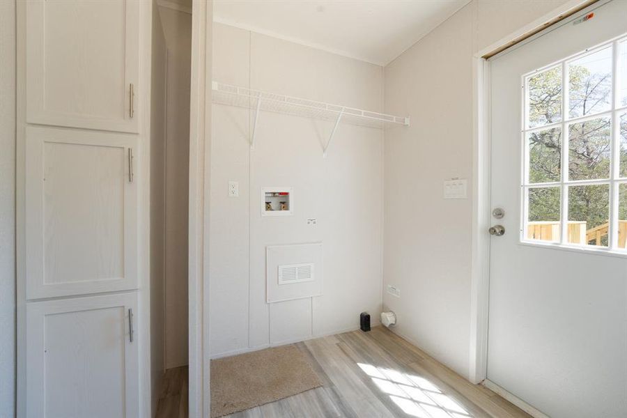Spacious, unfurnished interior of a new home in , Bastrop (Image 10).