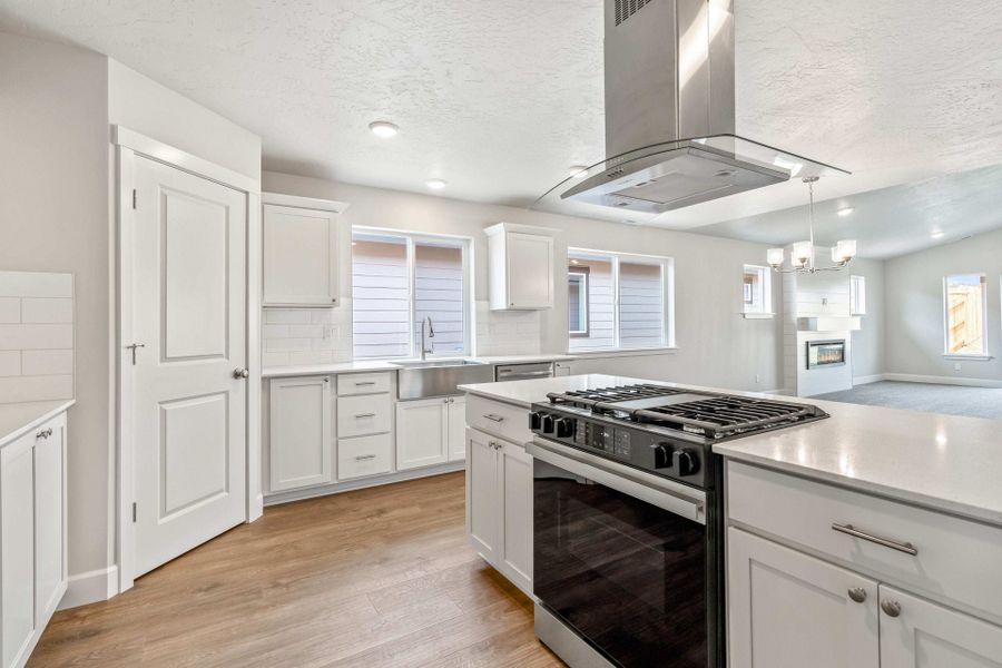 Furnished interior view inside a new home in IronHorse, Prineville (Image 16).