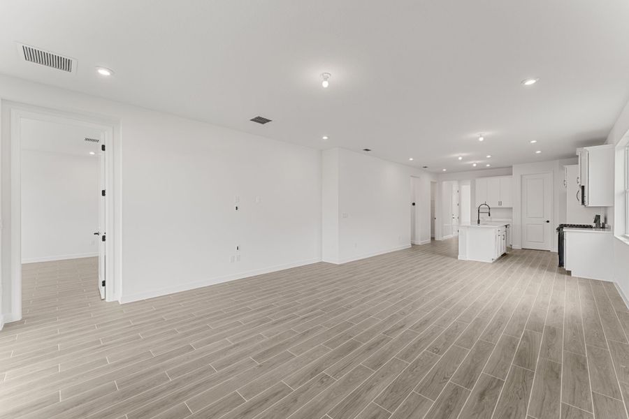 Spacious, unfurnished interior of a new home in Tradition - Kenley, Port St. Lucie (Image 9).