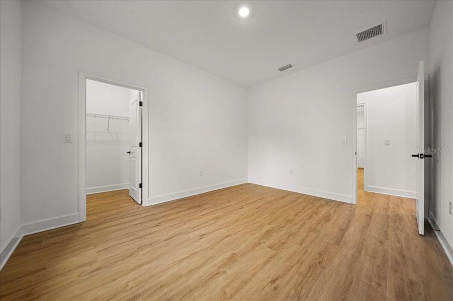 Spacious, unfurnished interior of a new home in , Weeki Wachee (Image 46).
