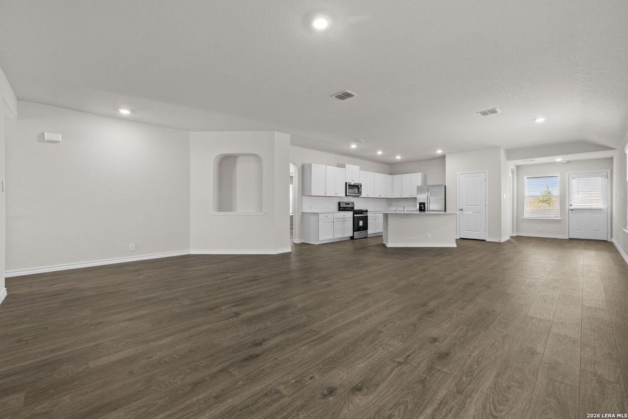 Spacious, unfurnished interior of a new home in Stonehill, San Antonio (Image 21).