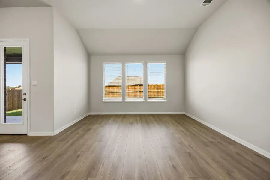 Spacious, unfurnished interior of a new home in Tinsley Meadows, Van Alstyne (Image 18).