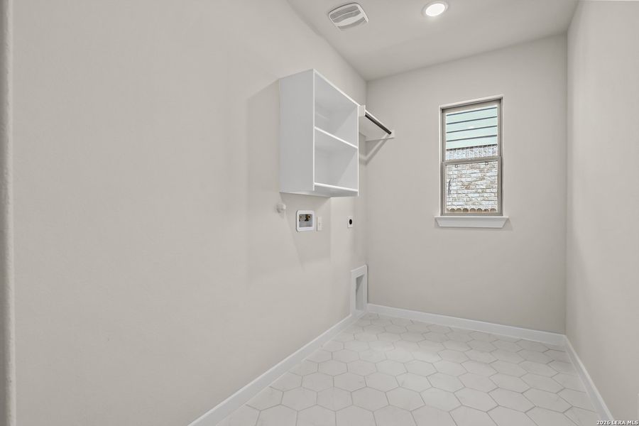 Spacious, unfurnished interior of a new home in Stillwater Ranch, San Antonio (Image 35).