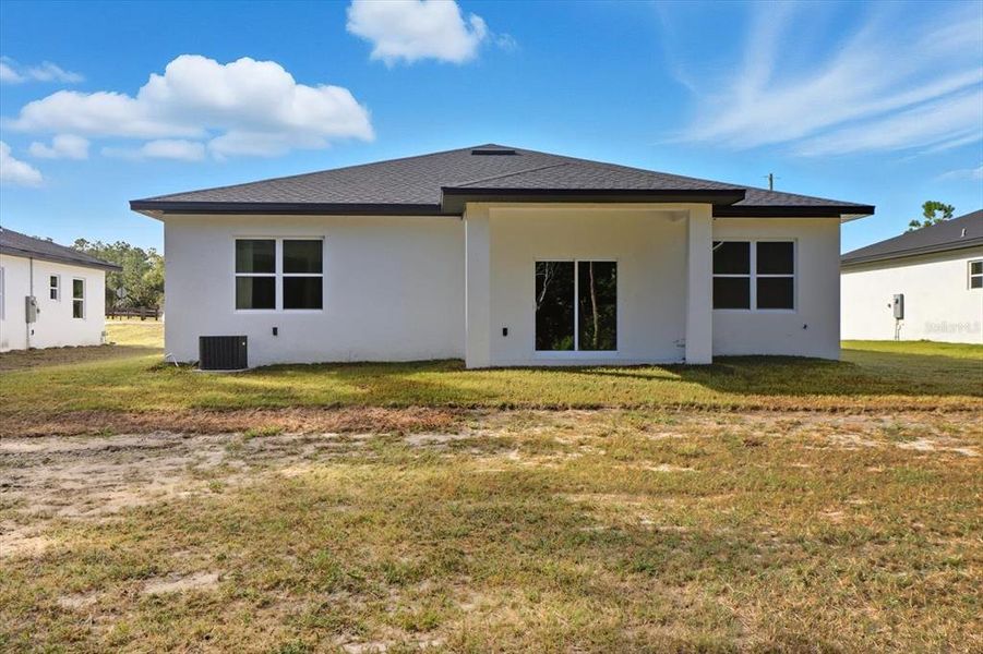 Exterior details and patio area of a home in , Dunnellon (Image 1).