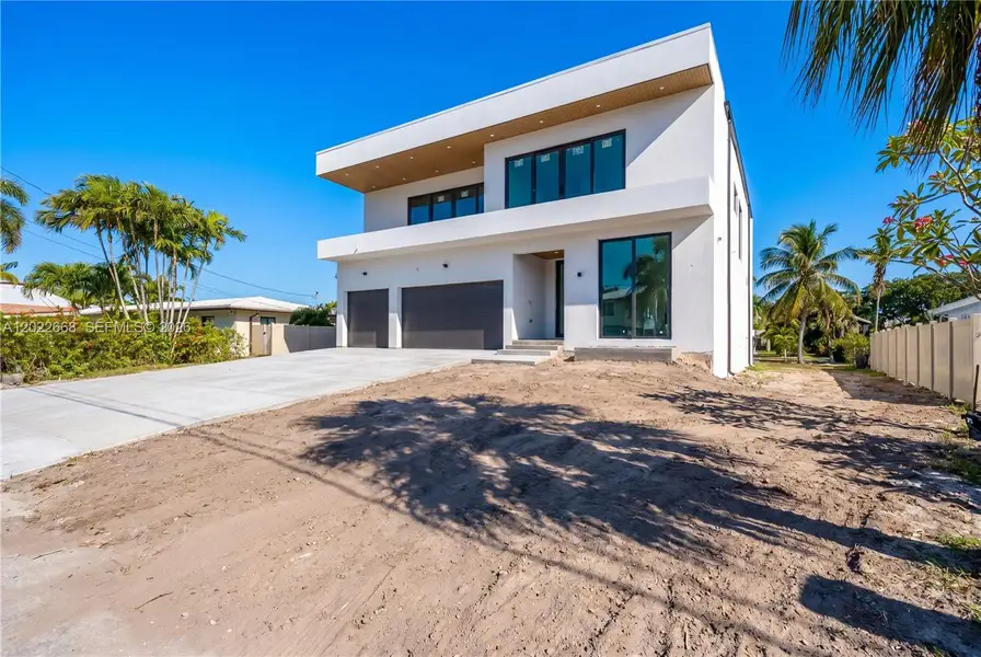Exterior details and patio area of a home in , Fort Lauderdale (Image 9).