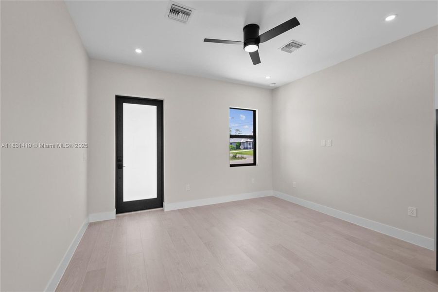 Spacious, unfurnished interior of a new home in , Lehigh Acres (Image 31).