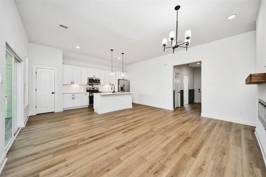 Spacious, unfurnished interior of a new home in , Hempstead (Image 19).