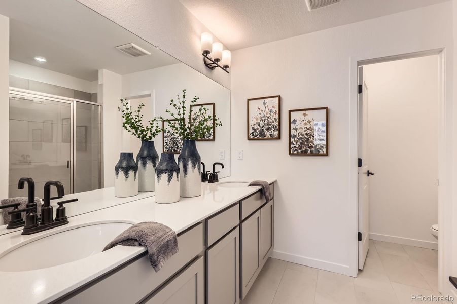 Furnished interior view inside a new home in Argenta, Aurora (Image 11).
