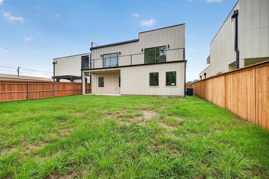 Exterior details and patio area of a home in , Irving (Image 21).