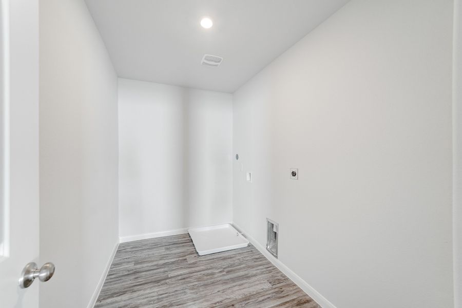 Spacious, unfurnished interior of a new home in Shirey Forest - Branches, Lufkin (Image 3).