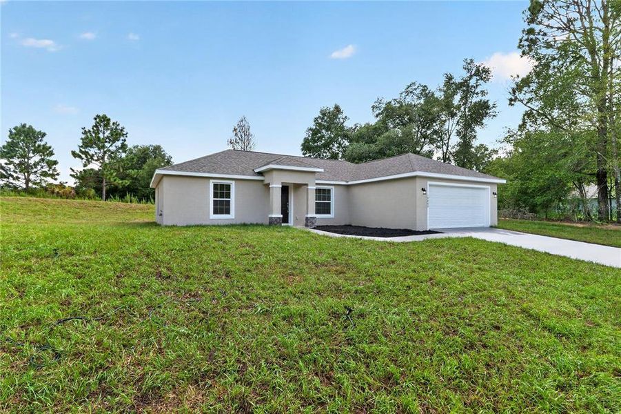 Exterior details and patio area of a home in , Dunnellon (Image 4).