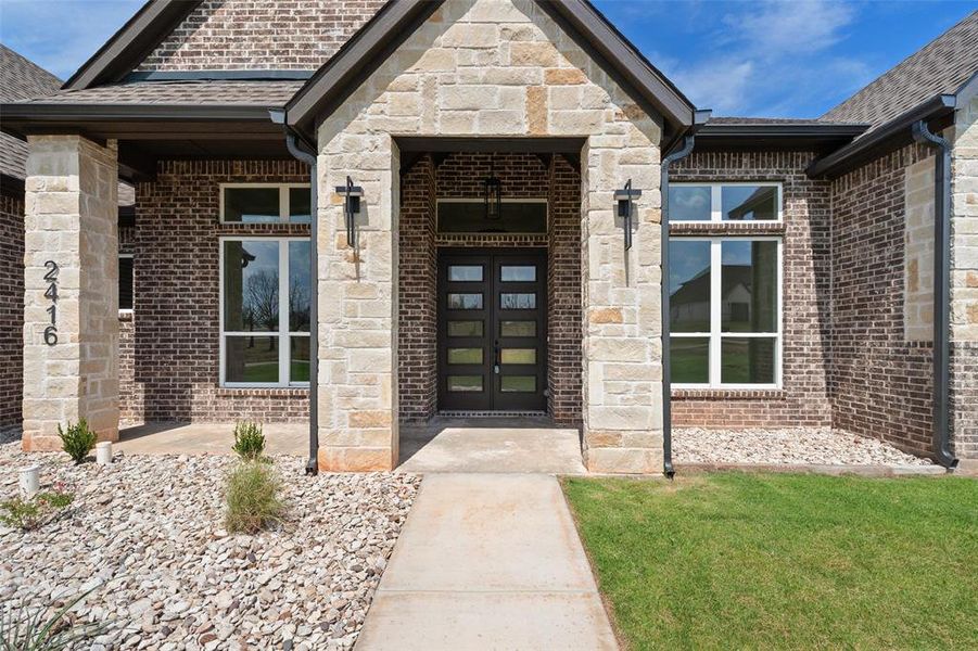 Exterior details and patio area of a home in Pecan Plantation, Granbury (Image 4).