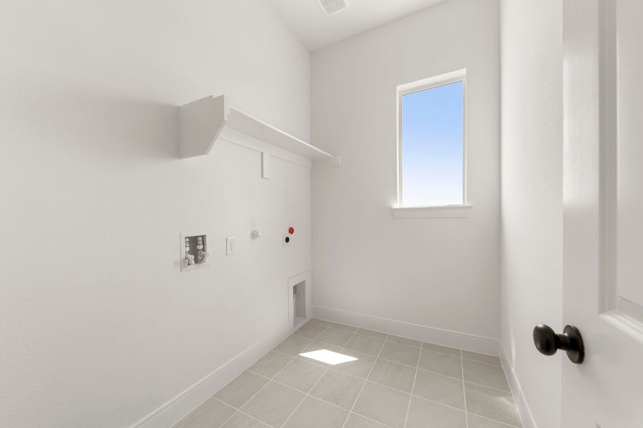Spacious, unfurnished interior of a new home in Lily Creek at Sutton Fields, Aubrey (Image 20).