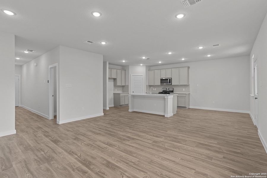 Spacious, unfurnished interior of a new home in Senna, Leon Valley (Image 17).