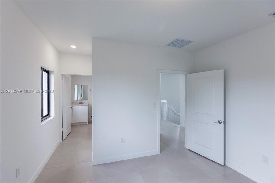 Spacious, unfurnished interior of a new home in , Miami (Image 5).