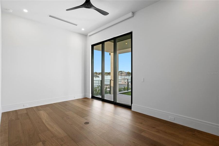 Spacious, unfurnished interior of a new home in , St. Petersburg (Image 22).