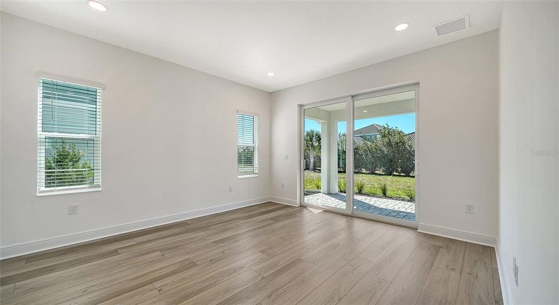 Spacious, unfurnished interior of a new home in Windward, Sarasota (Image 24).