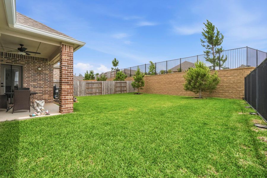Exterior details and patio area of a home in Wedgewood Forest, Conroe (Image 25).
