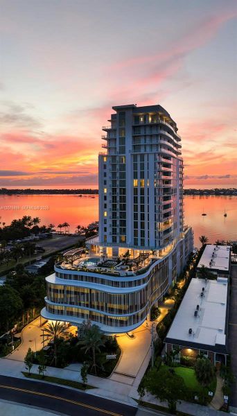 Condo located in Palm Beach, FL showcasing its design and architecture (Image 4).