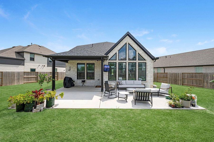 Exterior details and patio area of a home in Meridiana 40', 65', Manvel (Image 3).